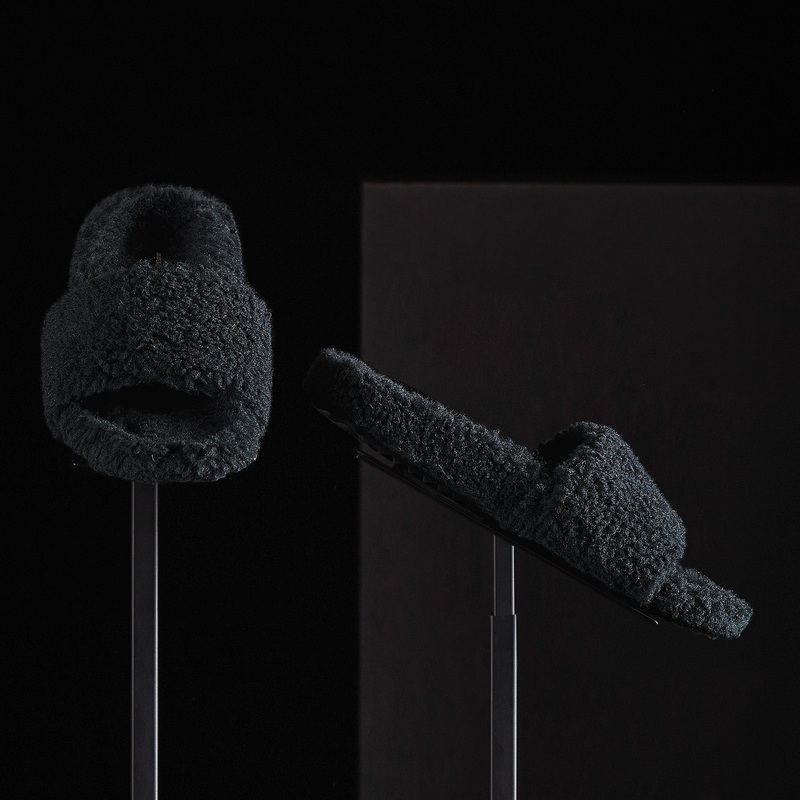 Women’s Simple Strap Shearling Slide – Charcoal