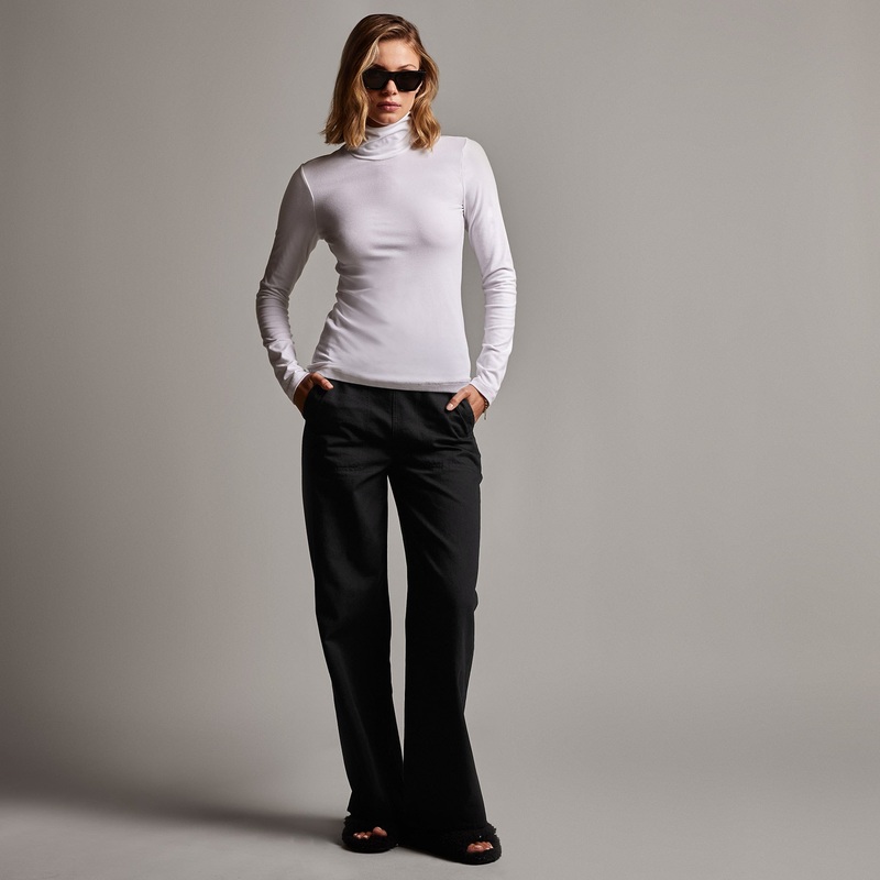 Stretch Lotus Turtleneck – White