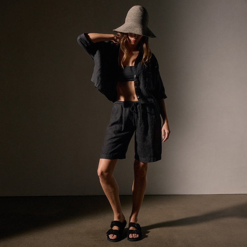Pleated Linen Bermuda Short – Black