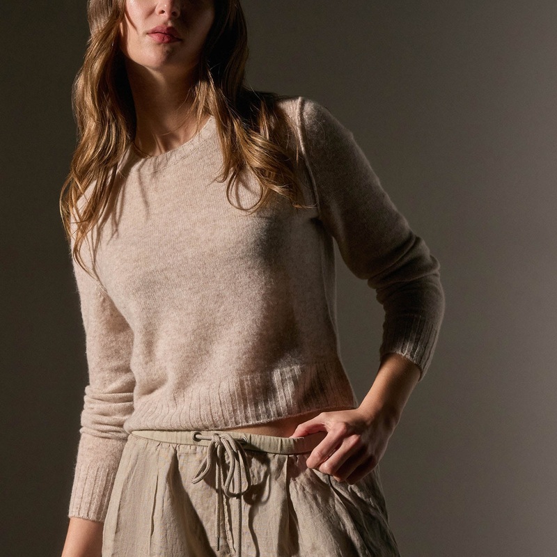 Soft Featherweight Cashmere Cropped Sweater – Light Beige