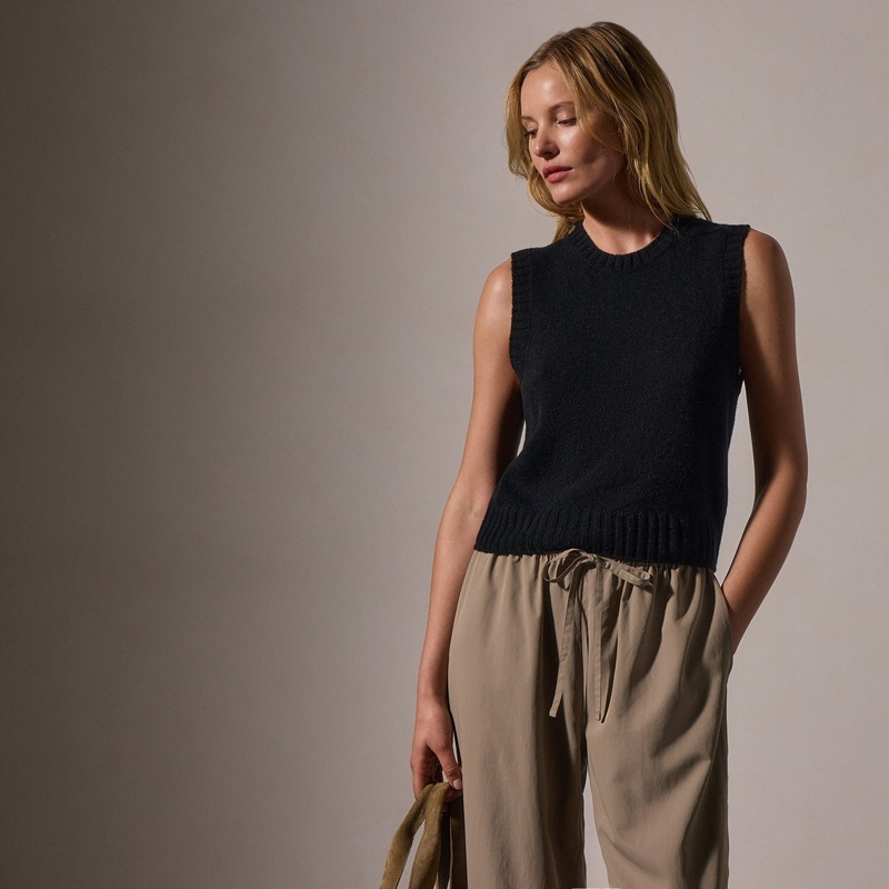 Soft Featherweight Cashmere Vest – Black