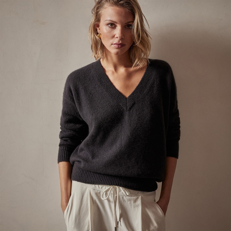 Lightweight Cashmere V Neck Sweater – Black